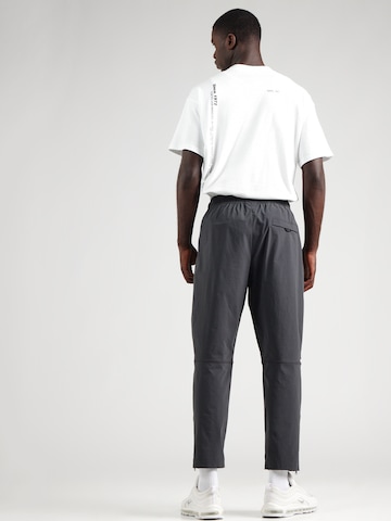 Nike Sportswear - Tapered Pantalón en gris