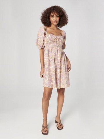 Robe 'Tilda' Daahls by Emma Roberts exclusively for ABOUT YOU en violet : devant