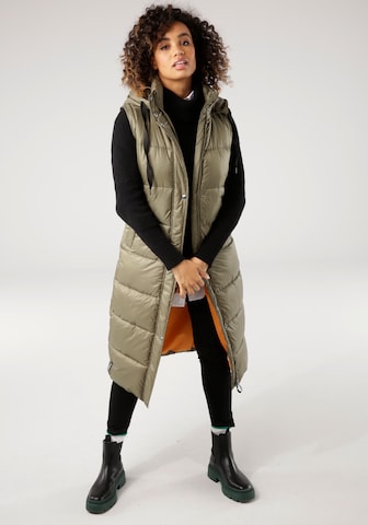 TAMARIS Winter Coat in Green: front