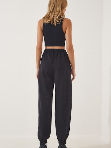 Happiness İstanbul Tapered Παντελόνι σε μαύρο