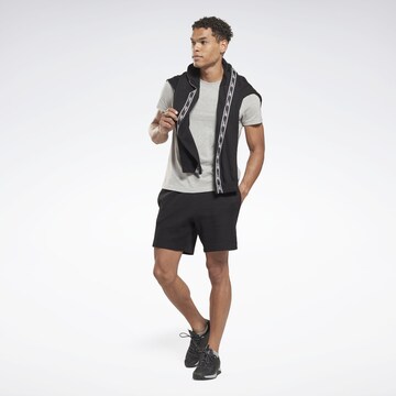 Reebok Normalny krój Spodnie sportowe 'Vector' w kolorze czarny