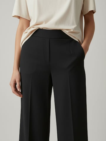 WEARABLE STORIES Wide leg Bandplooibroek 'Saar' in Zwart