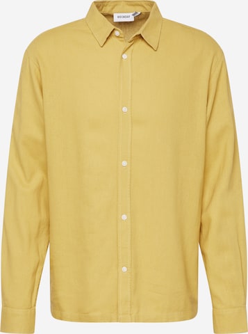 Coupe regular Chemise WEEKDAY en jaune : devant