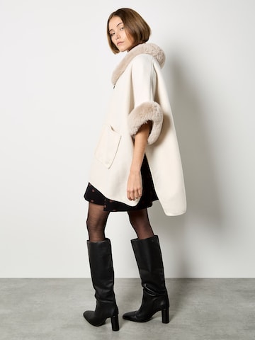 Apricot Cape ' ' in Beige