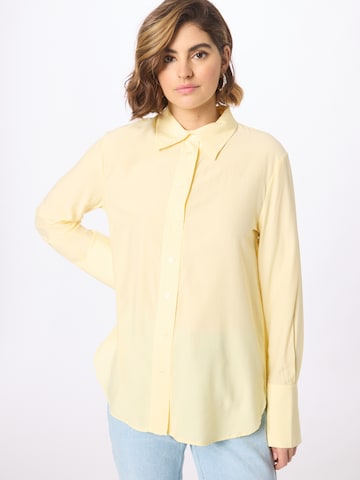 Chemisier 'Ina' Gina Tricot en beige : devant