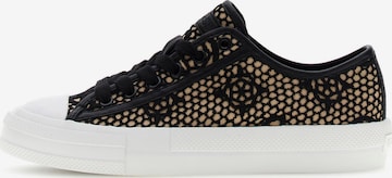 GUESS Trampki niskie 'CAREY2' w kolorze czarny: przód