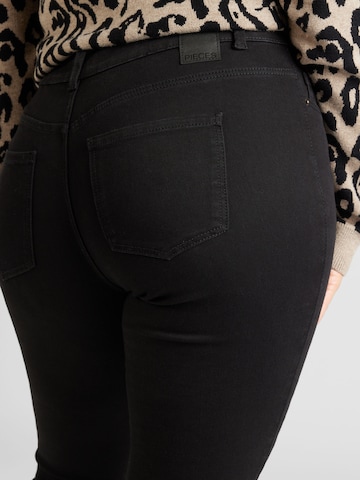 PIECES Curve Slimfit Jeans 'NUNNA' i svart