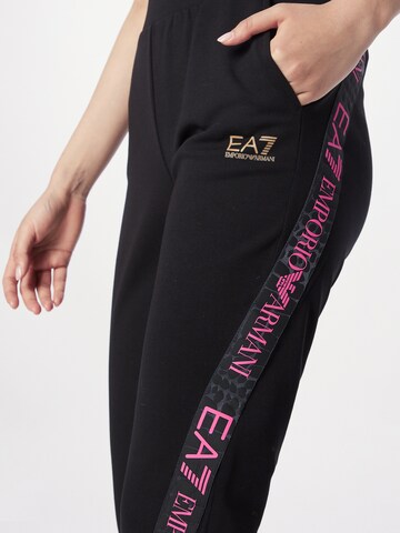 Effilé Pantalon de sport EA7 Emporio Armani en noir