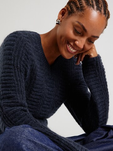 REMAIN Pullover in Blau