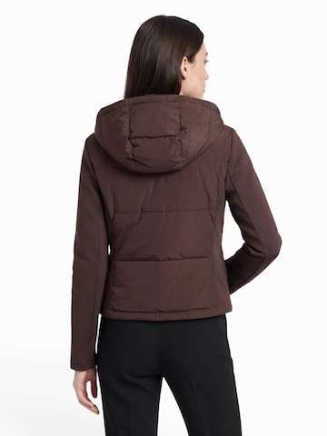 Bershka Přechodná bunda – hnědá