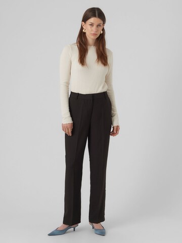 Regular Pantaloni cu dungă de la VERO MODA pe negru