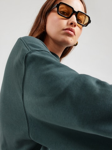Sweat-shirt 'Tasha' WEEKDAY en vert