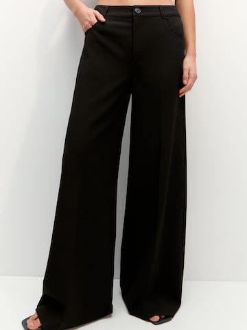 Wide leg Pantaloni de la Pull&Bear pe negru