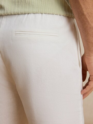DAN FOX APPAREL Regular Панталон 'Gerrit' в бяло