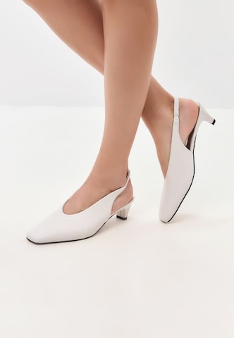 CESARE GASPARI Slingpumps in Wit