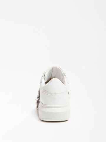 Baskets basses 'Salerno' GUESS en blanc