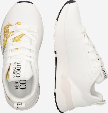 Baskets basses 'DYNAMIC' Versace Jeans Couture en blanc