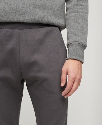 Superdry Tapered Sportbyxa i grå