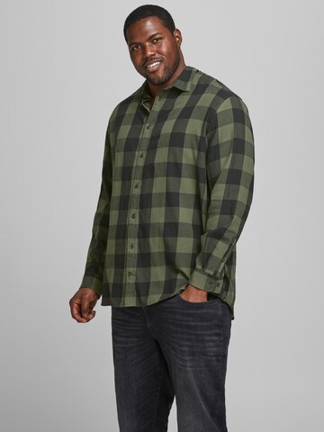 Coupe regular Chemise 'Gingham' Jack & Jones Plus en vert : devant