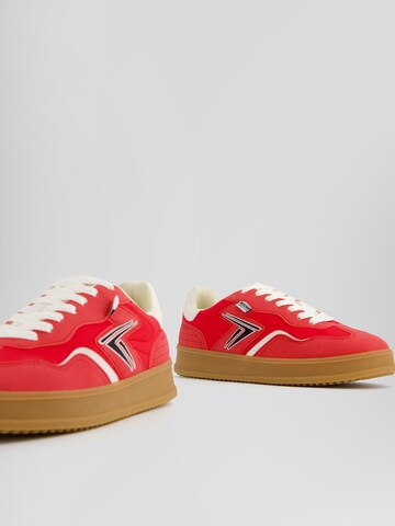 Bershka Sneakers laag in Rood