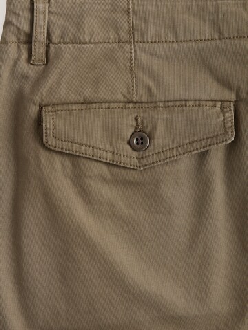 regular Pantaloni chino di Next in marrone