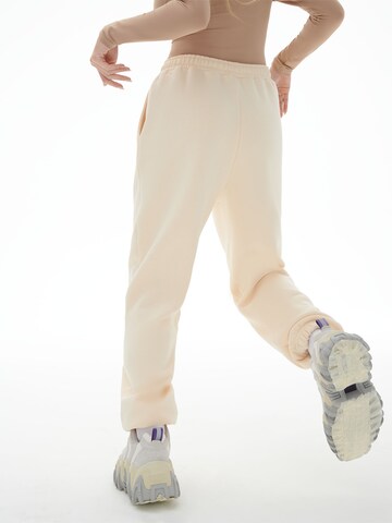 Loosefit Pantalon 'Lea' LENI KLUM x ABOUT YOU en blanc