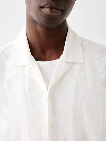 Comfort fit Camicia di Bershka in bianco