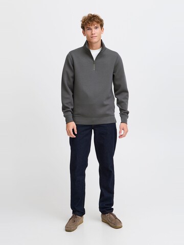 Casual Friday - Sweatshirt 'Sebastian' em cinzento