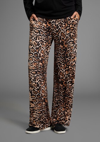 Neun Monate Regular Pants in Brown: front