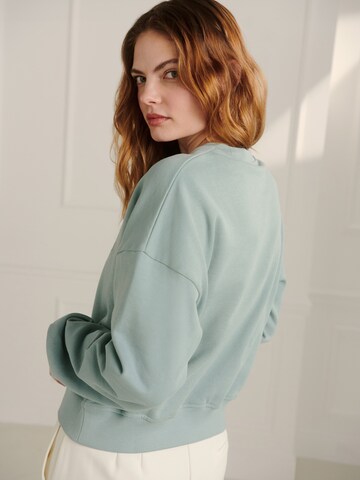 Guido Maria Kretschmer Women Sweatshirt 'Kaley' in Groen