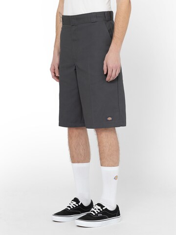 regular Pantaloni con piega frontale '13 Inch Multi Pocket' di DICKIES in grigio