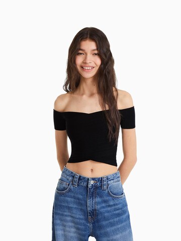 Pulover de la Bershka pe negru: față