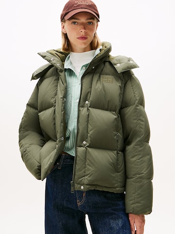 Geacă de iarnă 'Alaska' de la Tommy Jeans pe verde: față