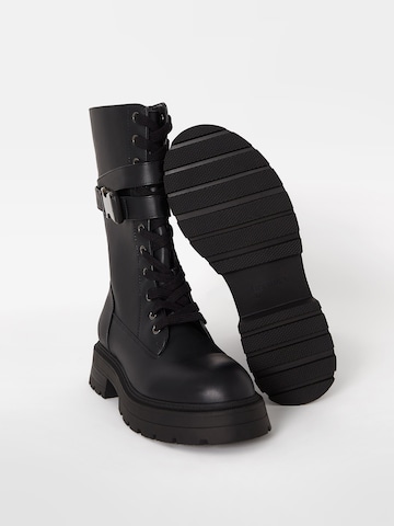 Bershka Šněrovací boty – černá