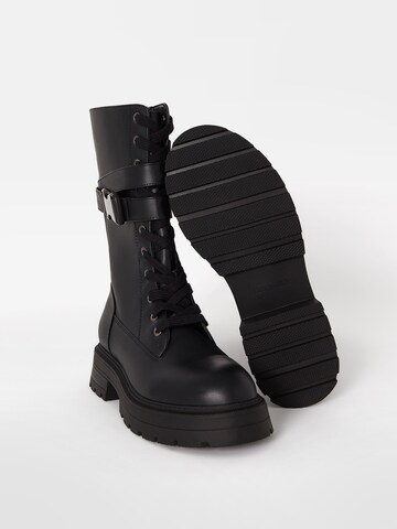 Bottes à lacets Bershka en noir