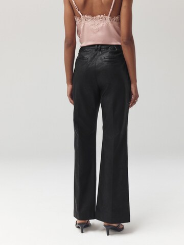 Next - Acampanado Pantalón de pinzas en negro