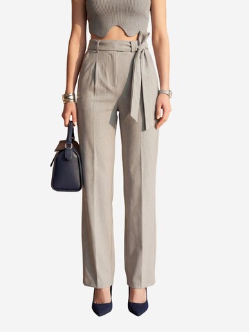 Pantaloni con pieghe di My fashion in grigio: frontale
