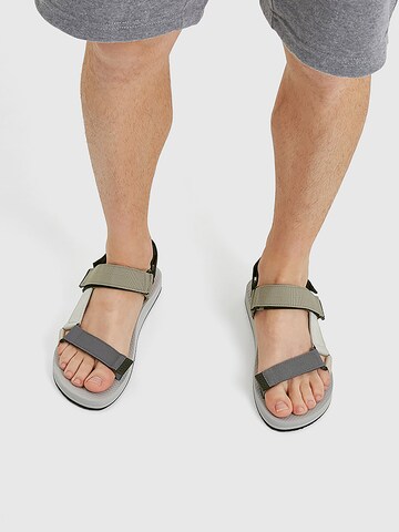Pull&Bear Sandaler i grå