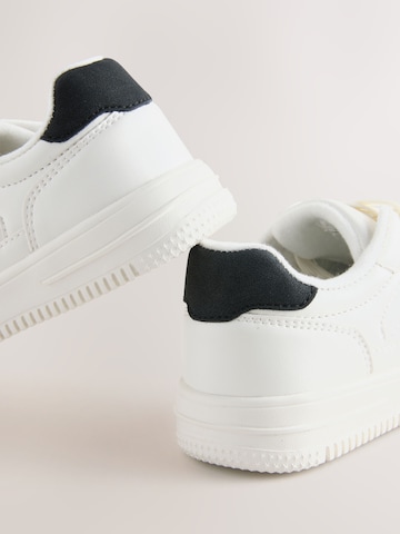 Sneaker di Next in bianco