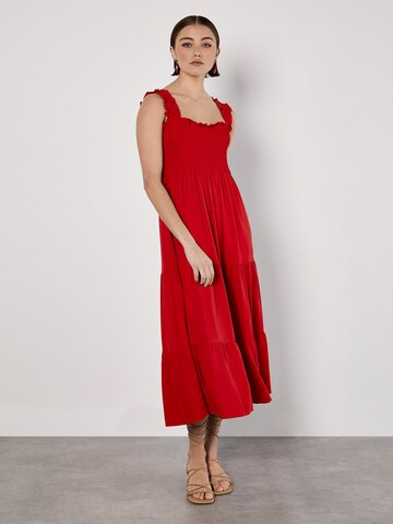 Apricot Smock Tiered Midi Dress ' ' in Rot: Vorderseite