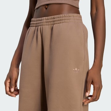 ADIDAS ORIGINALS - Tapered Pantalón 'Essentials' en marrón