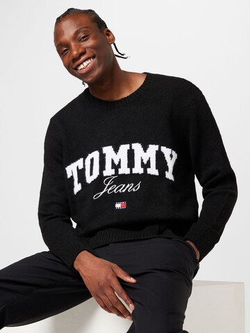 Tommy Jeans Sweater in Black: front