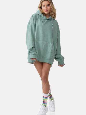 Worldclassca Sweatshirt in Green: front