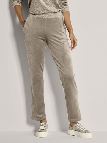 MADELEINE Regular Broek in Beige: voorkant