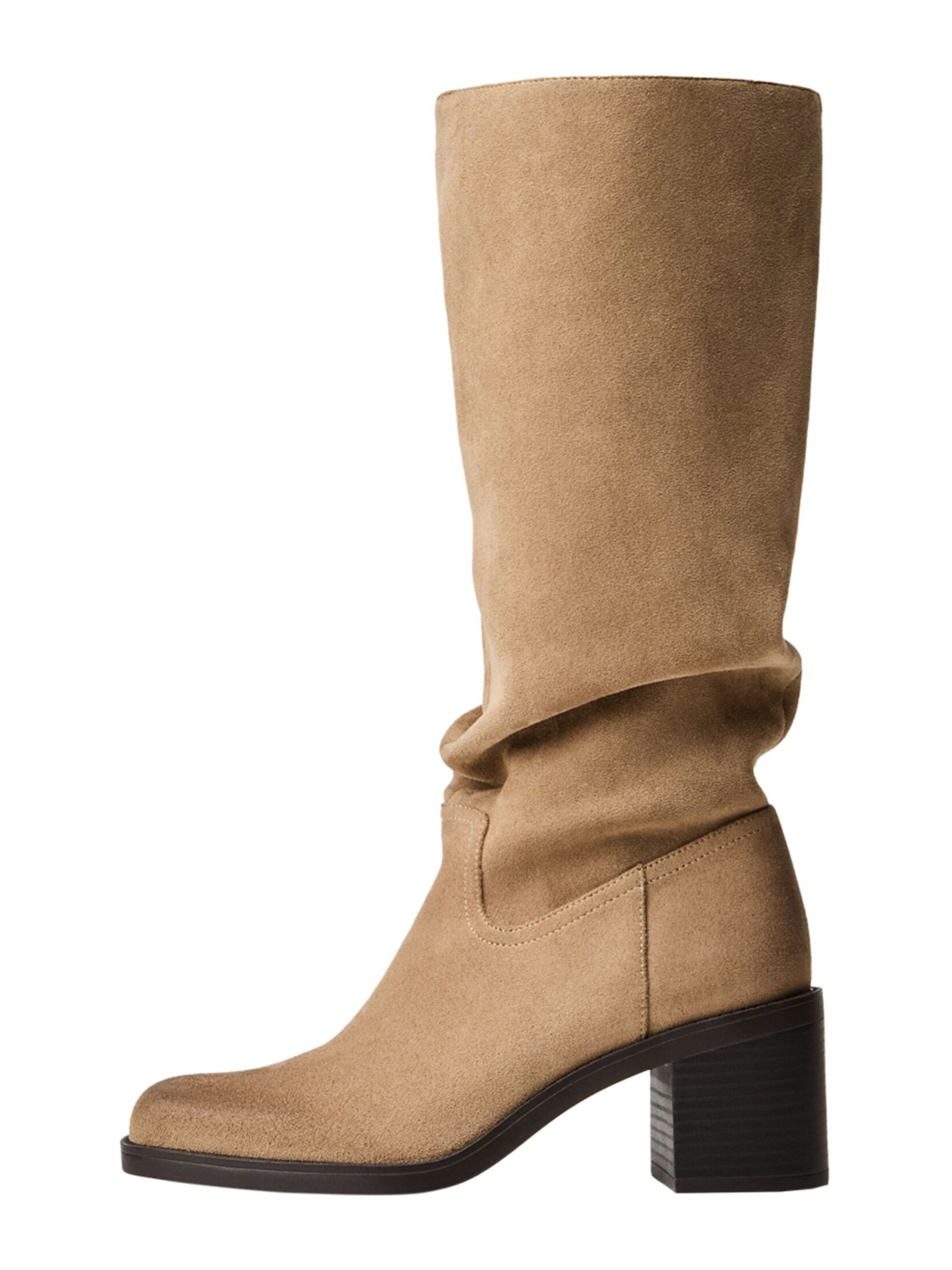 Cizme de la Bershka pe bej