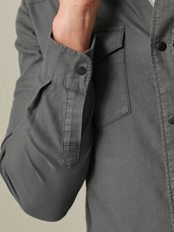 Next - Ajuste regular Camisa en gris