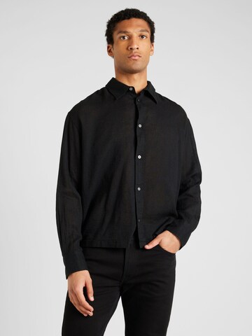 Coupe regular Chemise WEEKDAY en noir : devant