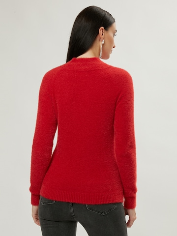 Influencer Пуловер в червено