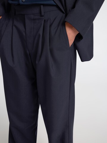 SELECTED HOMME Tapered Pleat-front trousers in Blue