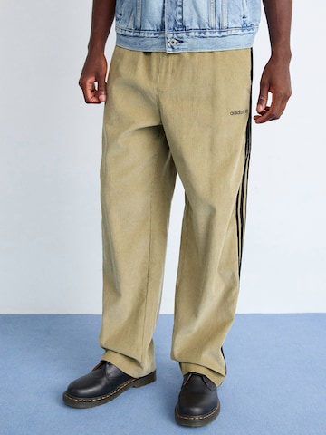 regular Pantaloni di ADIDAS ORIGINALS in verde: frontale